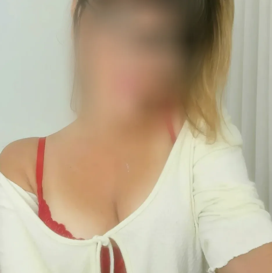 Amira, 28