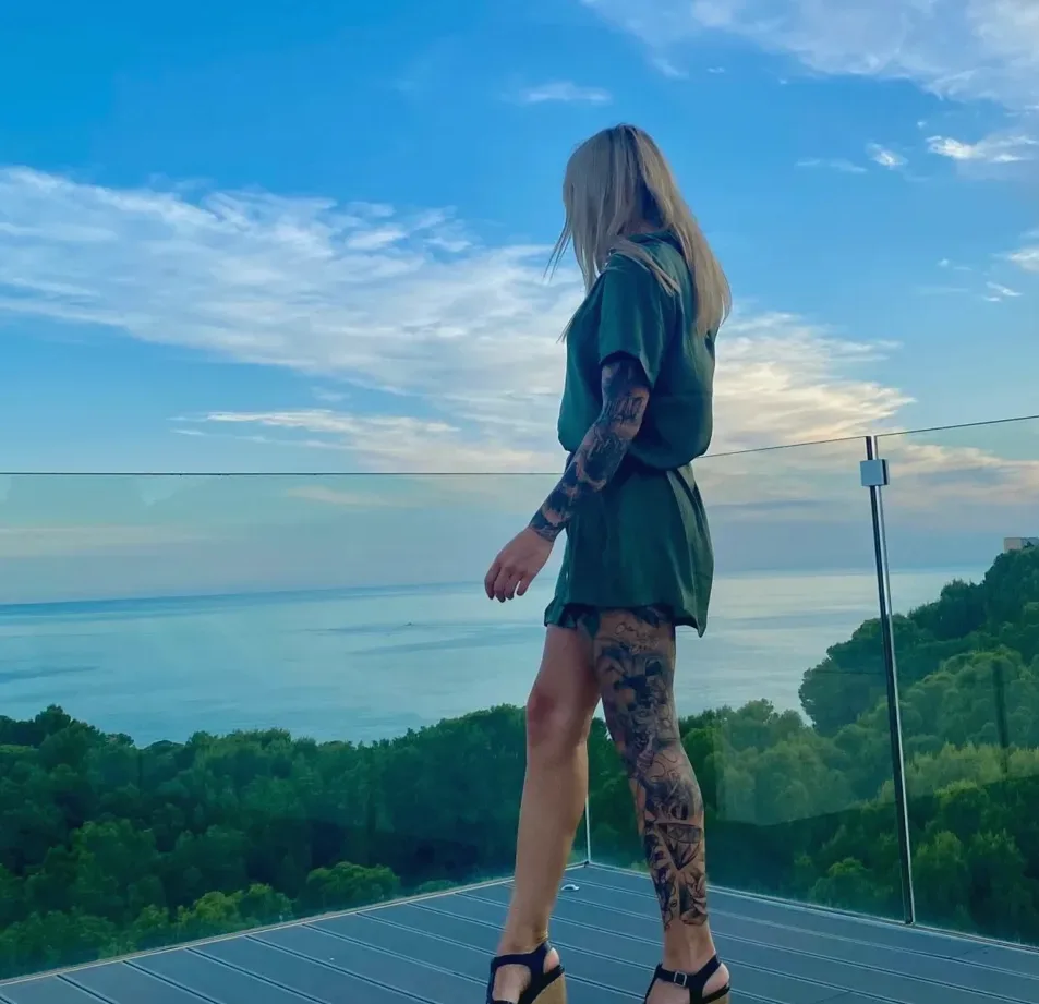 Demi, 25