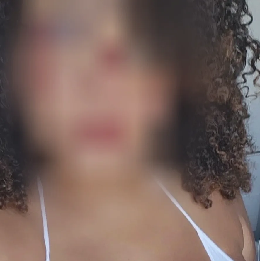 Mia, 33